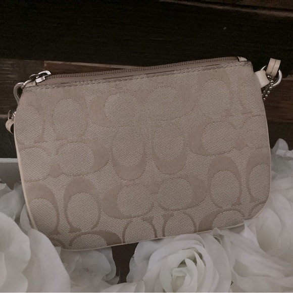 Coach wristlet - Picture 3 of 3